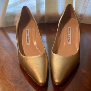 Beautiful gold Manolo’s!
